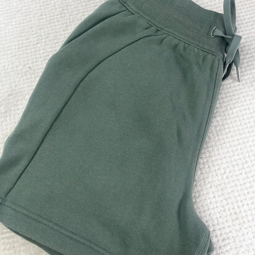 Lululemon Scuba High-Rise Shorts 5 Sage Green Fleece LW7CBOS Size 4